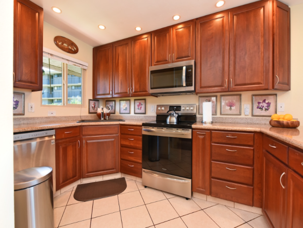 Luxury Oceanfront Condo in West Maui - Stunning Views & Amenities
